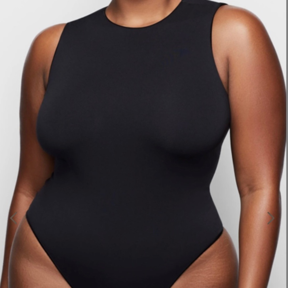ESSENTIAL CREW NECK SLEEVELESS BODYSUIT